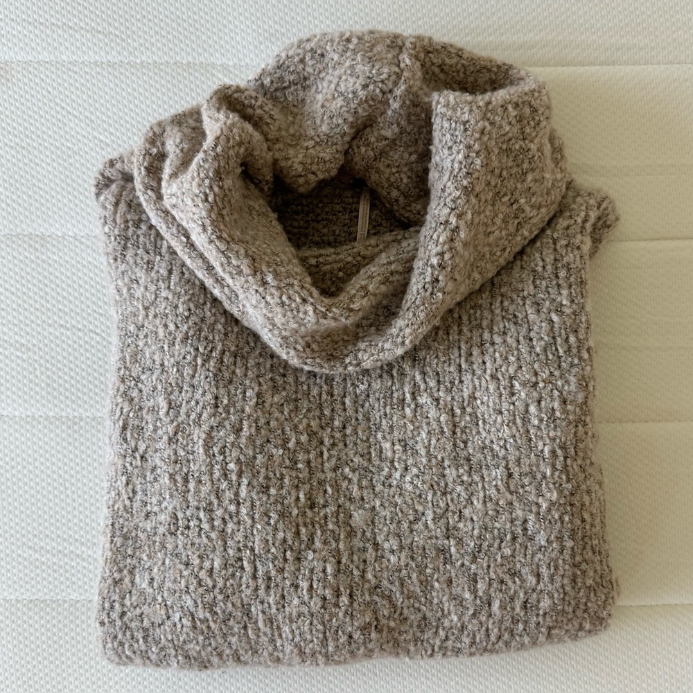 OVERSIZED FREE PEOPLE SWEATER